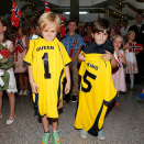 Barna hadde med fotballskjorter til Kongen og Dronningen. Foto: Lise Åserud, NTB scanpix